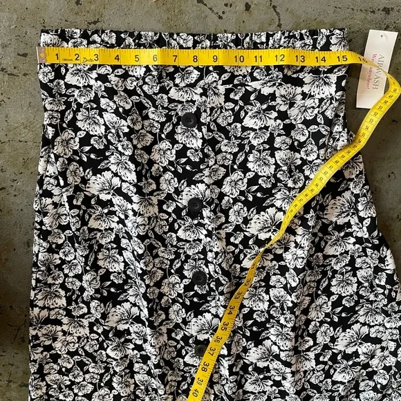 NWT Retrology Floral Black and White Midi Women's Skirt Size Medium - Picture 5 of 8